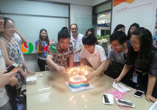 耳機(jī)廠家聆可斯為員工慶祝生日